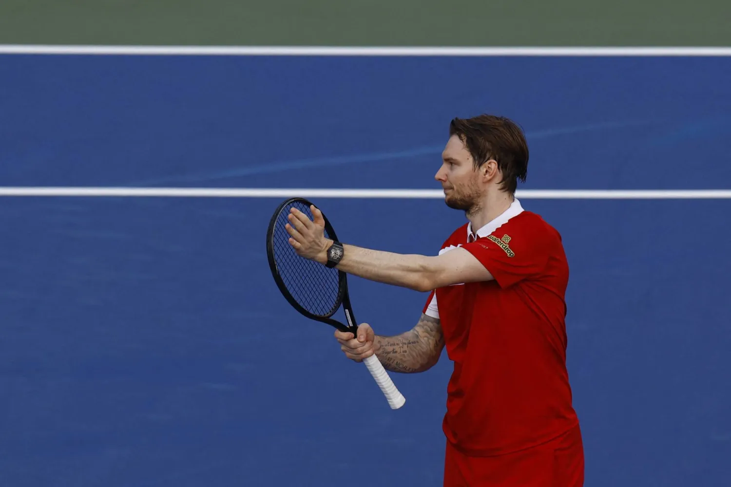 الكازاخي ألكسندر بوبليك يتألق في دبي (رويترز)