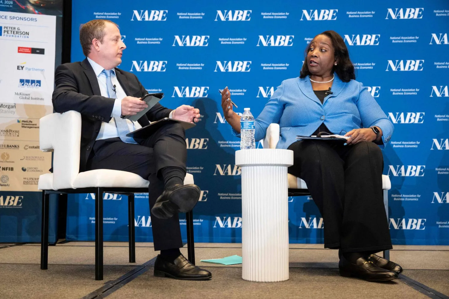 كوك تتحدث في مؤتمر «الجمعية الوطنية لاقتصاديات الأعمال» (أ.ف.ب)