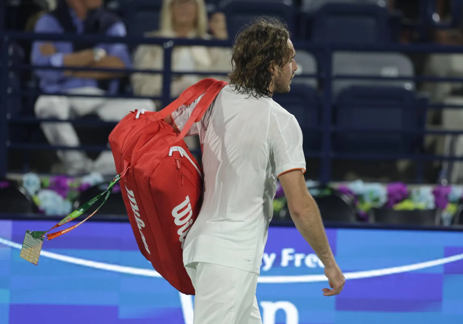 اليوناني ستيفانوس تسيتسيباس يغادر الملعب حزيناً بعد هزيمته في دبي (إ.ب.أ)