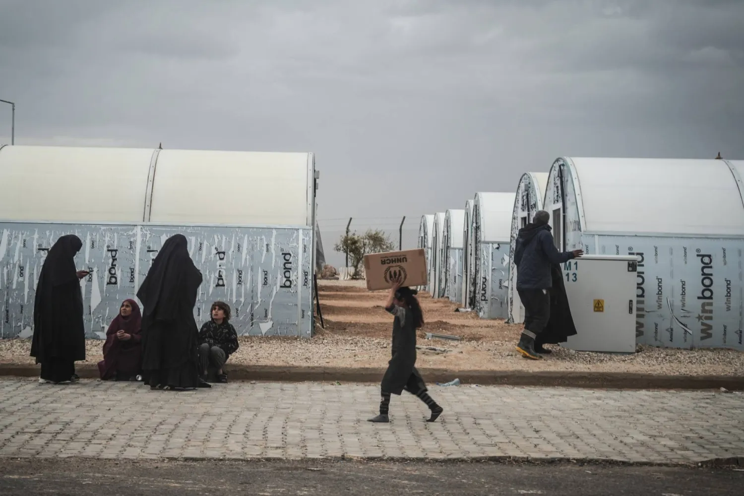 عائلات مرتبطة بمقاتلي تنظيم «داعش» تستعد للانتقال من مخيم الهول إلى مخيم آخر في شمال محافظة حلب (د.ب.أ)