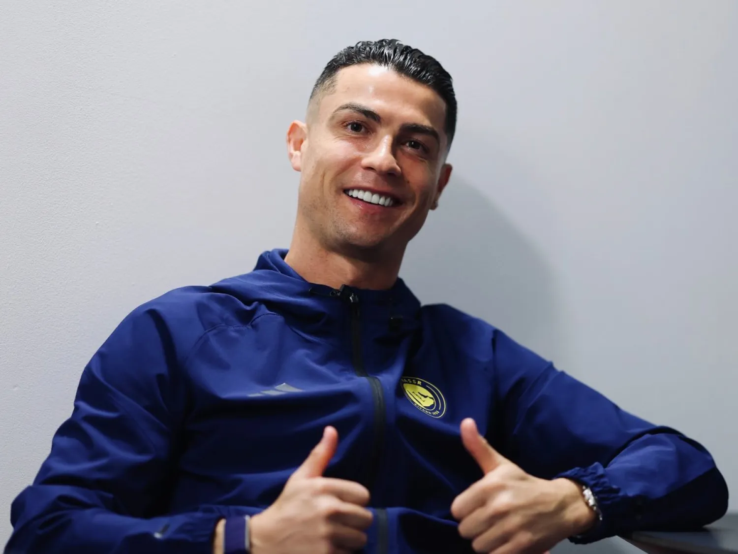 رونالدو خلال وجوده في مطار الرياض برفقة البعثة النصراوية (موقع النادي)