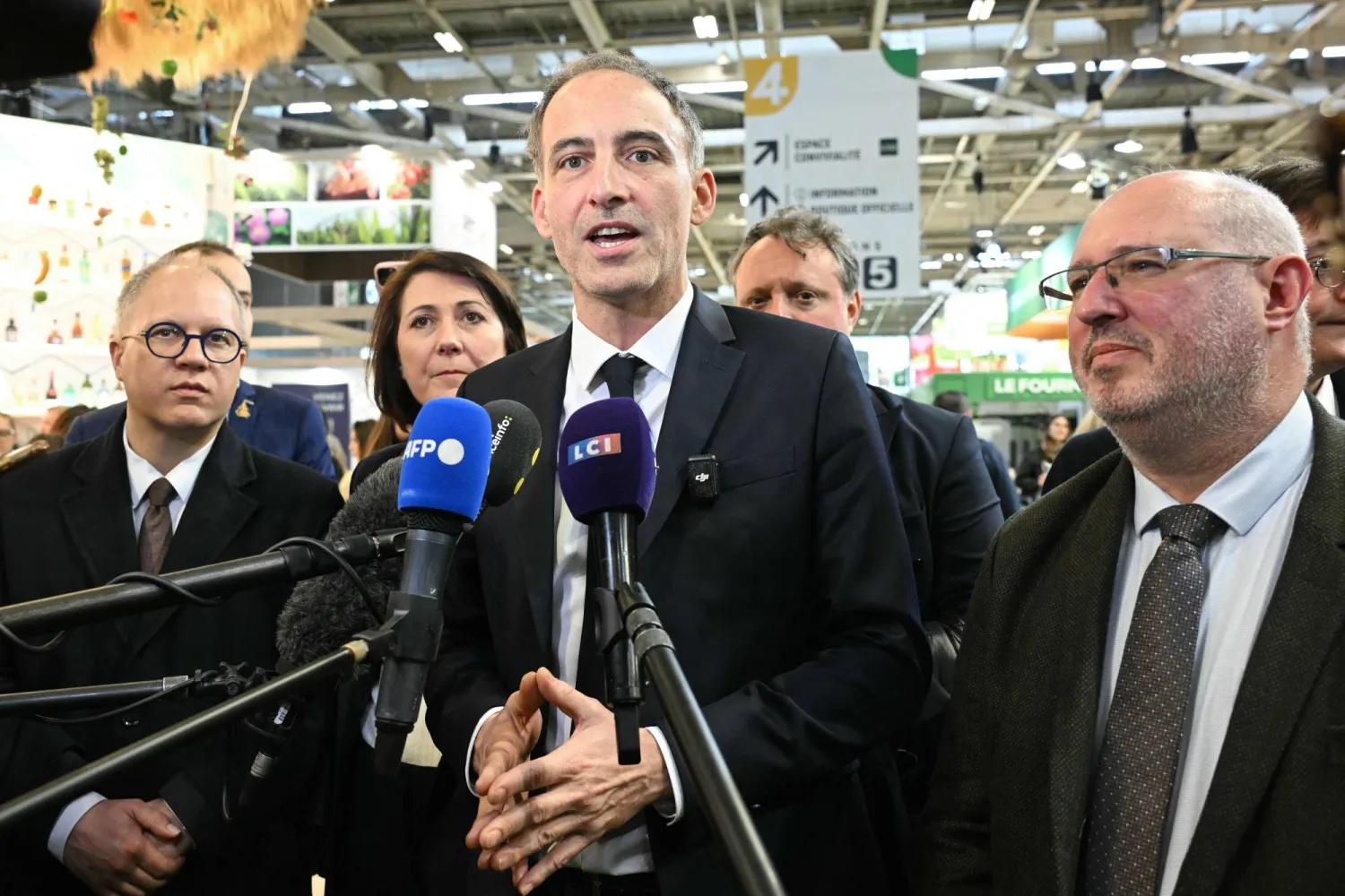 السياسي الفرنسي رافاييل غلوكسمان المنتمي ليسار الوسط يتحدث إلى الصحافة في أثناء زيارته معرضاً في باريس 23 فبراير 2026 (أ.ف.ب)