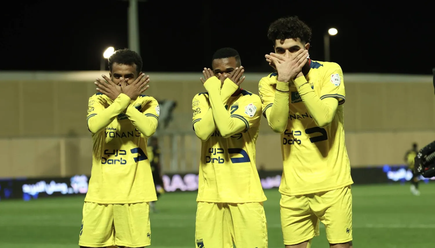 لاعبو الحزم يحتفلون بهدف التعادل (تصوير: عبد العزيز النومان) 