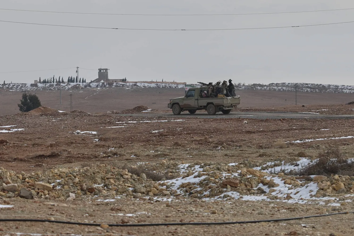 قوة تابعة للسلطات السورية في محافظة الرقة 24 يناير 2026 (أ.ب)