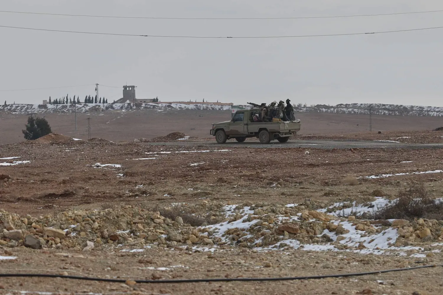 Suriye yetkililerine bağlı bir güç, Rakka vilayetinde, 24 Ocak 2026 (AP)