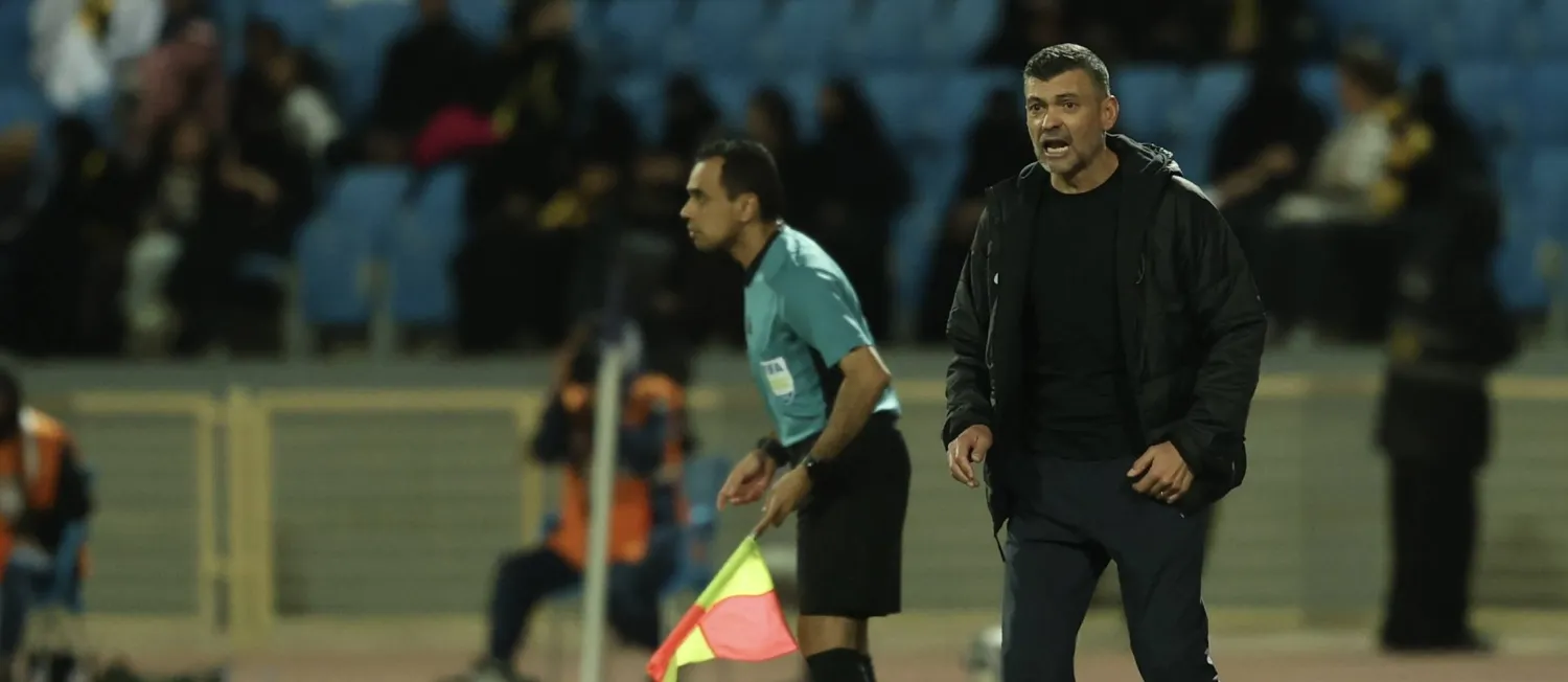 كونسيساو يراقب أداء لاعبيه خلال المباراة (تصوير: عبدالعزيز النومان)