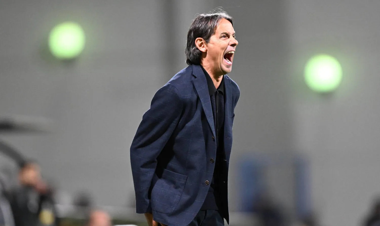 إنزاغي بوجه لاعبيه خلال المباراة (تصوير: بشير صالح)