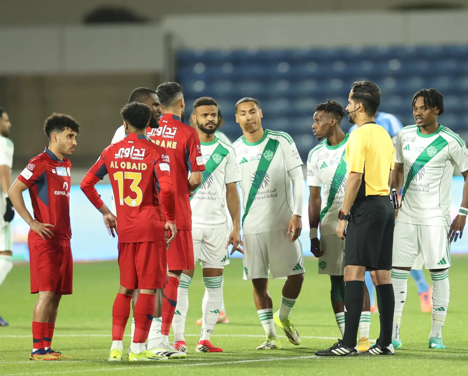 حالات جدلية شهدتها مباراة الأهلي أمام ضمك (تصوير: عدنان مهدلي)