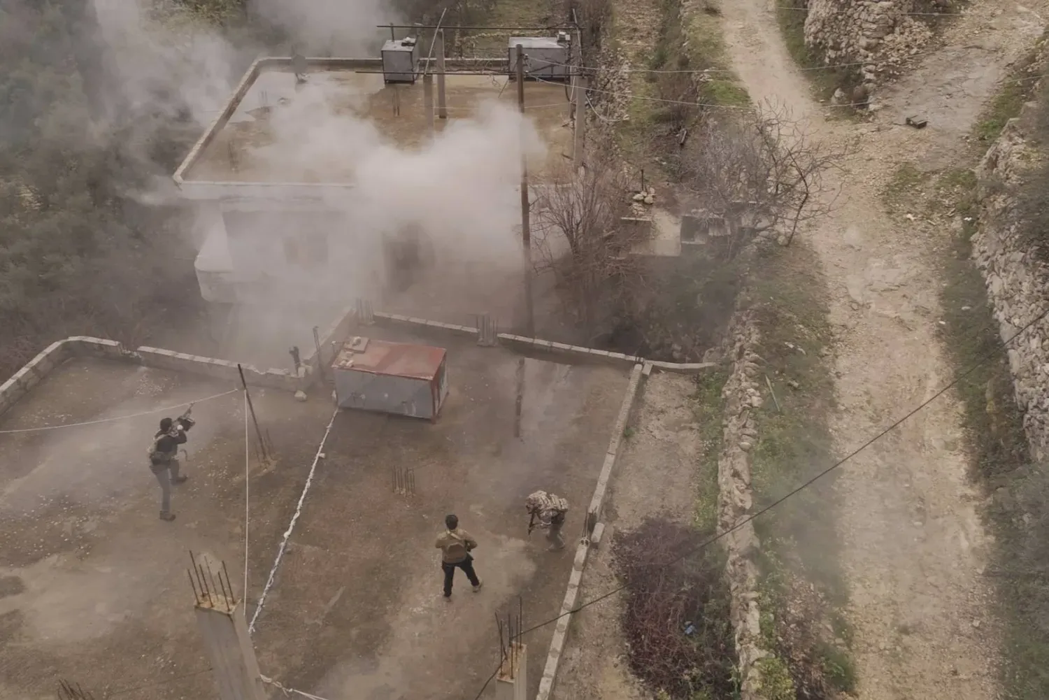 Suriye İçişleri Bakanlığı'nın Cebel kırsalındaki "Saraya el-Cevad"ı hedef alan çifte güvenlik operasyonunun havadan görüntüsü.