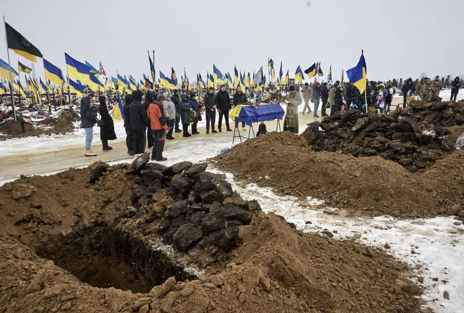 Harkiv'de savaşta hayatını kaybeden Ukraynalı askerlerin cenaze törenine dün akrabaları ve silah arkadaşları katıldı (EPA)