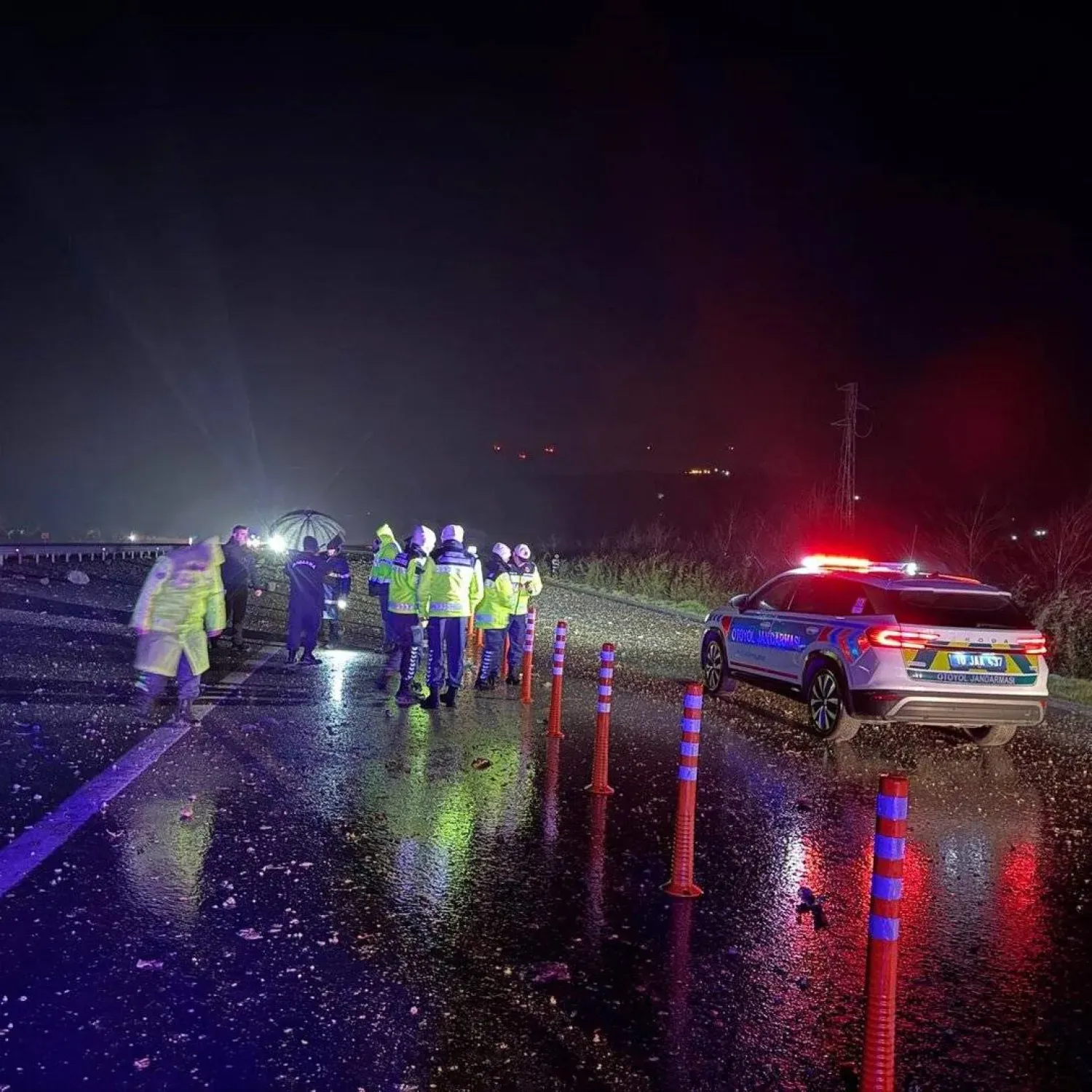 Uçağın enkazı Bursa-İzmir karayolu (çevre yolu) yakınlarına dağıldı