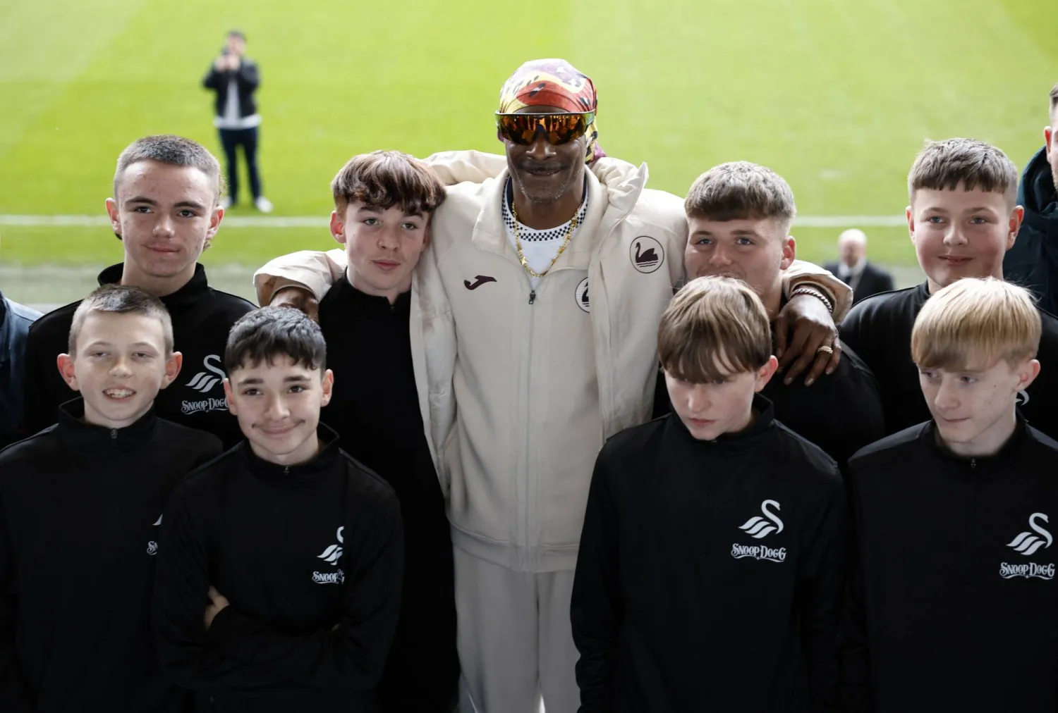 Football - Championship - Swansea City v Preston North End - Swansea.com Stadium, Swansea, Wales, Britain - February 24, 2026 Swansea City co-owner Snoop Dogg poses with kids before the match. (Action Images via Reuters/Peter Cziborra)