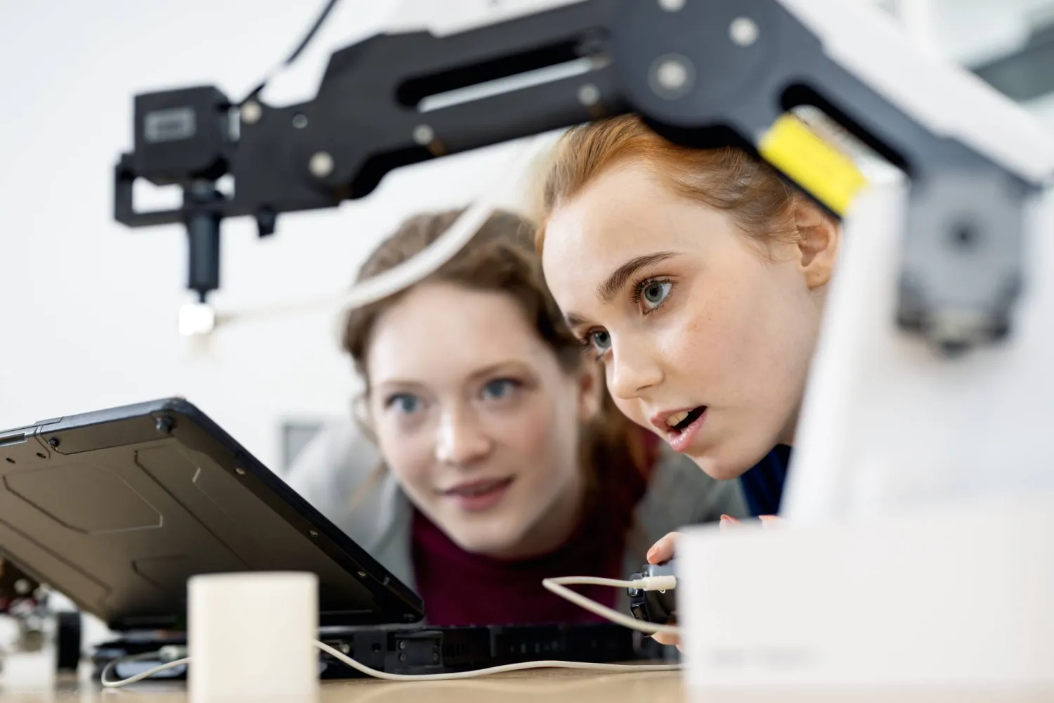 الأدوات الذكية تدخل المدارس