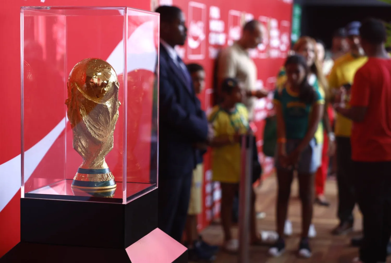 مع اقتراب انطلاق كأس العالم 2026 حذر مسؤولون أميركيون من تجميد التمويل المخصص للمدن المضيفة (إ.ب.أ)