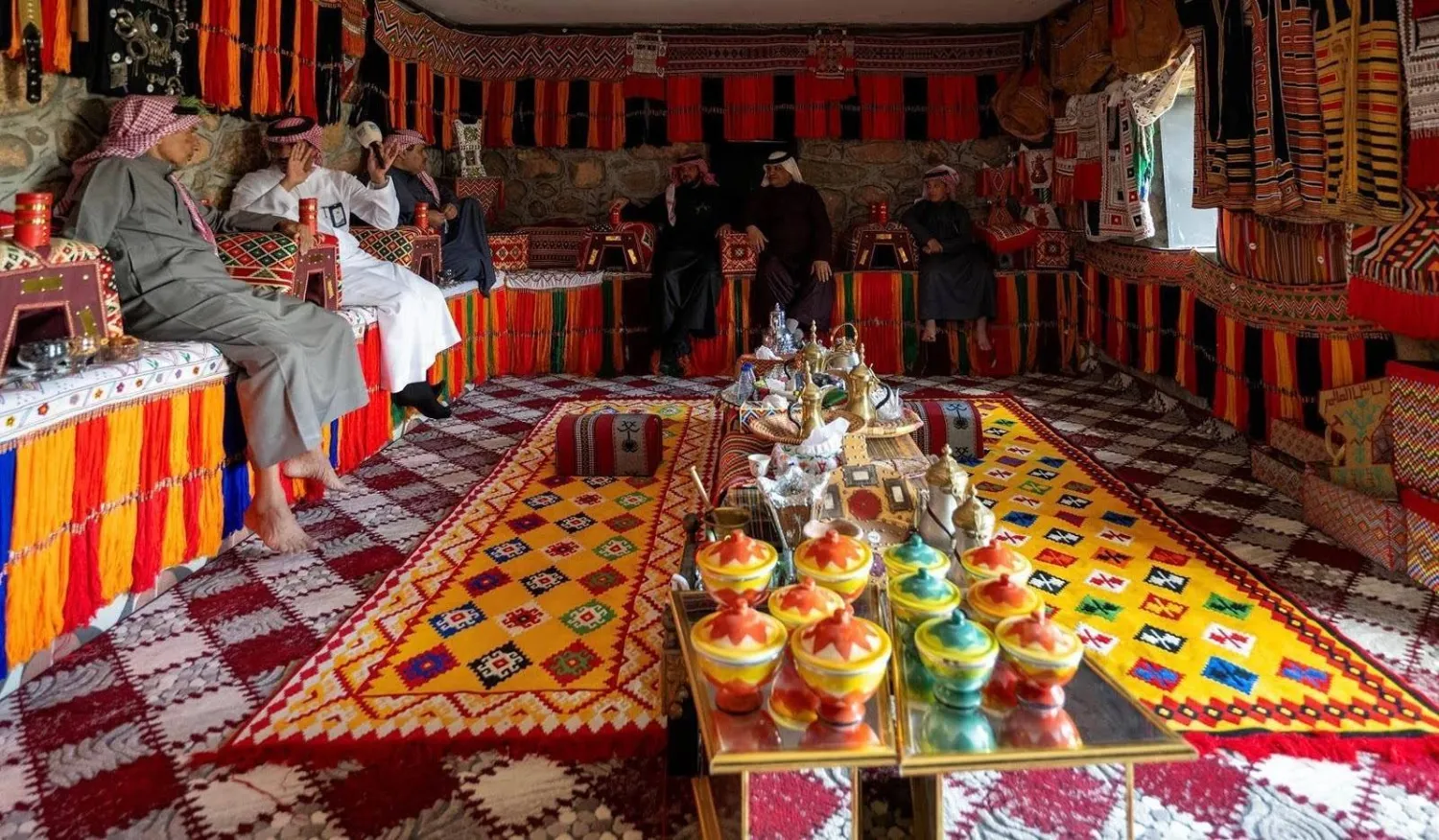 يحل رمضان في كل عام ليضاعف من قيم الترابط الاجتماعي ويعزز من تواصل الأفراد والعائلات (واس)