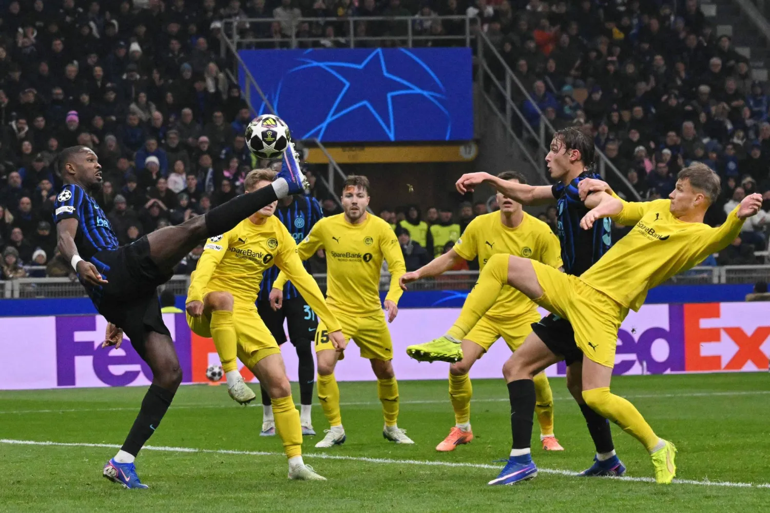 لاعبو نادي بودو غليمت وإنتر ميلان يتصارعان على الكرة (أ.ف.ب)