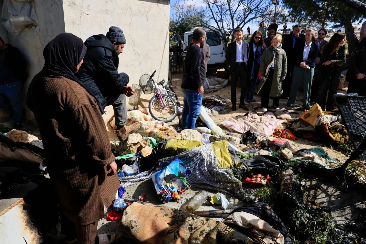 وفد من الاتحاد الأوروبي يزور سوسيا قرب الخليل بالضفة الغربية الأربعاء بعد هجوم مستوطنين (رويترز)