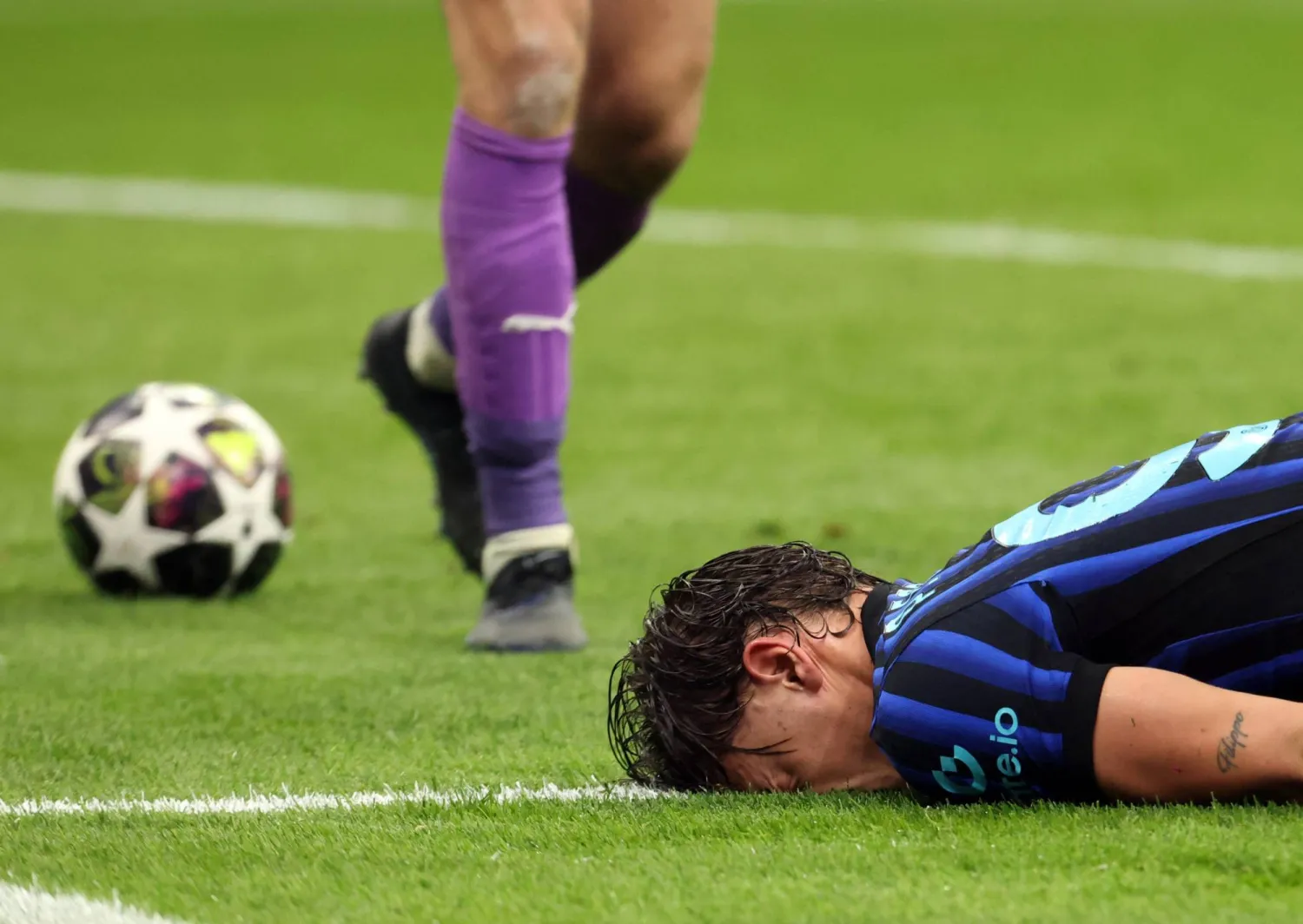 اللاعب بيو إسبوزيتو من إنتر ميلان يتفاعل خلال مباراة إياب ملحق «دوري أبطال أوروبا» أمام بودو غليمت (إ.ب.أ)