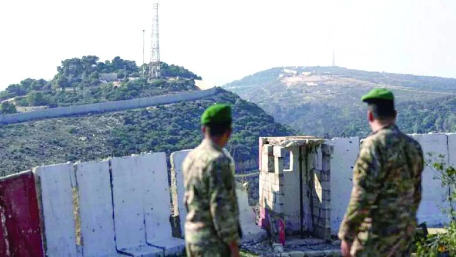 جنديان من الجيش اللبناني في موقع عسكري حدودي مع إسرائيل في قرية علما الشعب بجنوب لبنان (أرشيفية - أ.ب)