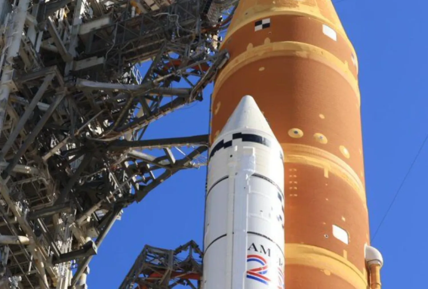 Esta imagen proporcionada por la NASA muestra el cohete lunar de la NASA en la plataforma del Centro Espacial Kennedy en Florida el jueves 19 de febrero de 2026. (NASA vía AP)

