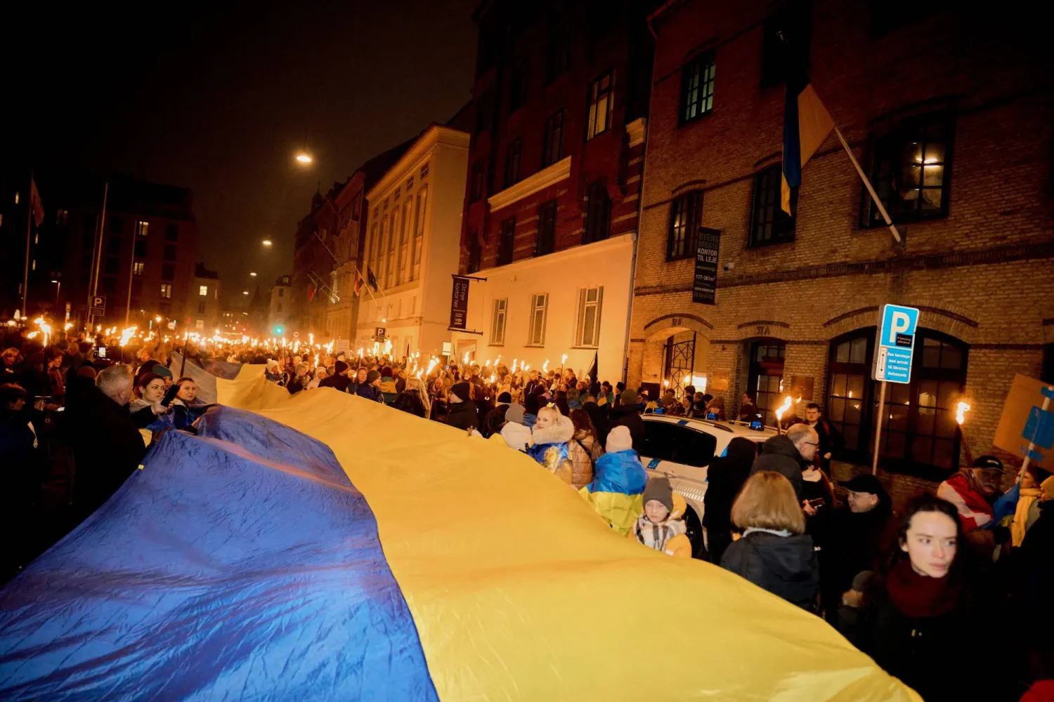 أوكرانيا تعمل على ​وضع شبكات مضادة للطائرات المسيَّرة فوق الطرق بالمناطق الأمامية (أ.ب)