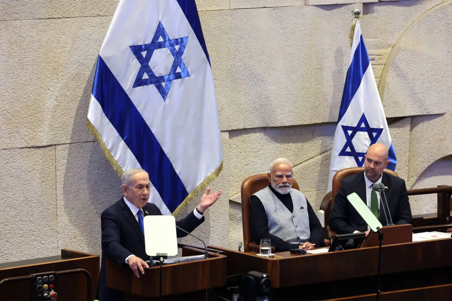 Hindistan Başbakanı Narendra Modi dün Knesset’in özel oturumunda İsrail Başbakanı Binyamin Netanyahu’yu dinledi. (EPA)