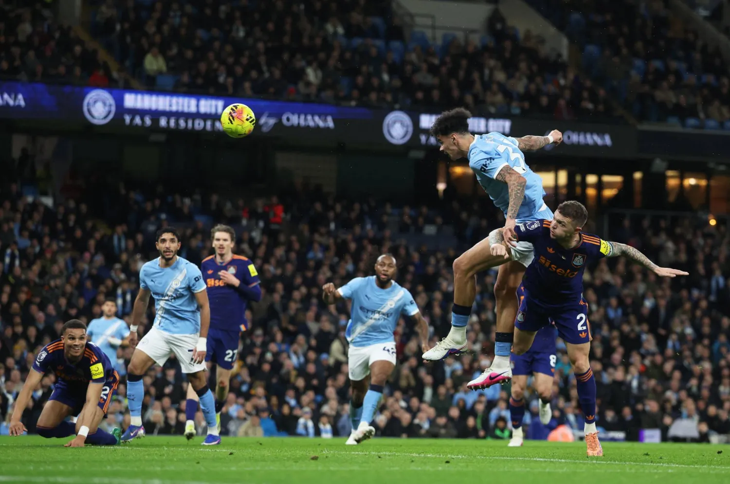 رأسية أورايلي في طريقها لمعانقة شباك نيوكاسل  (رويترز)