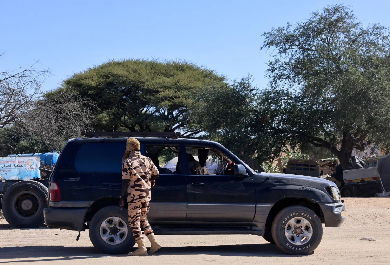 جندي تشادي يتفقد مركبة عند معبر تينيه الحدودي مع السودان شرقي تشاد... 22 نوفمبر 2025 (رويترز)