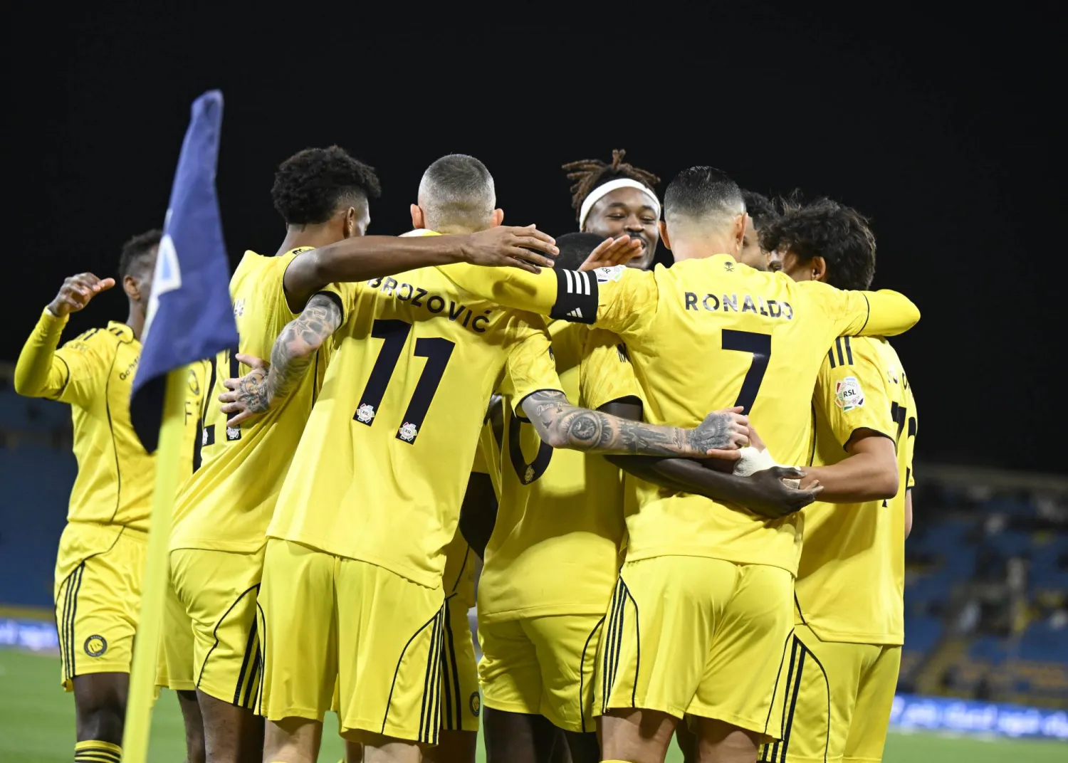 لاعبو النصر يحتفلون بهدف رونالدو في النجمة (تصوير: بشير صالح)