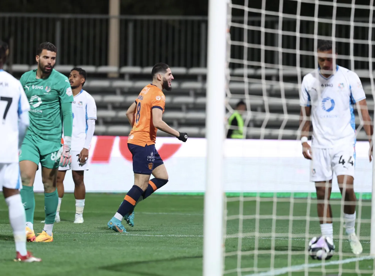 ياسين بينزيا يحتفل بعد تسجيل التعادل للفيحاء (تصوير: عبد العزيز النومان)