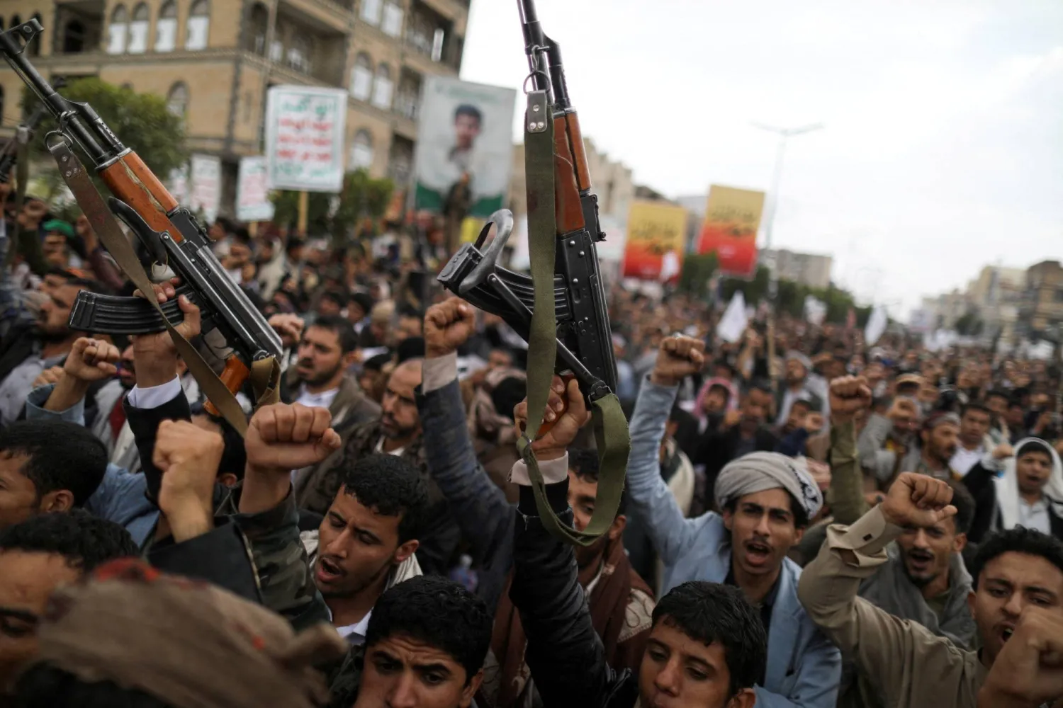 الحوثيون يخشون من تحول المطالب بالرواتب إلى انتفاضة ضدهم (رويترز)