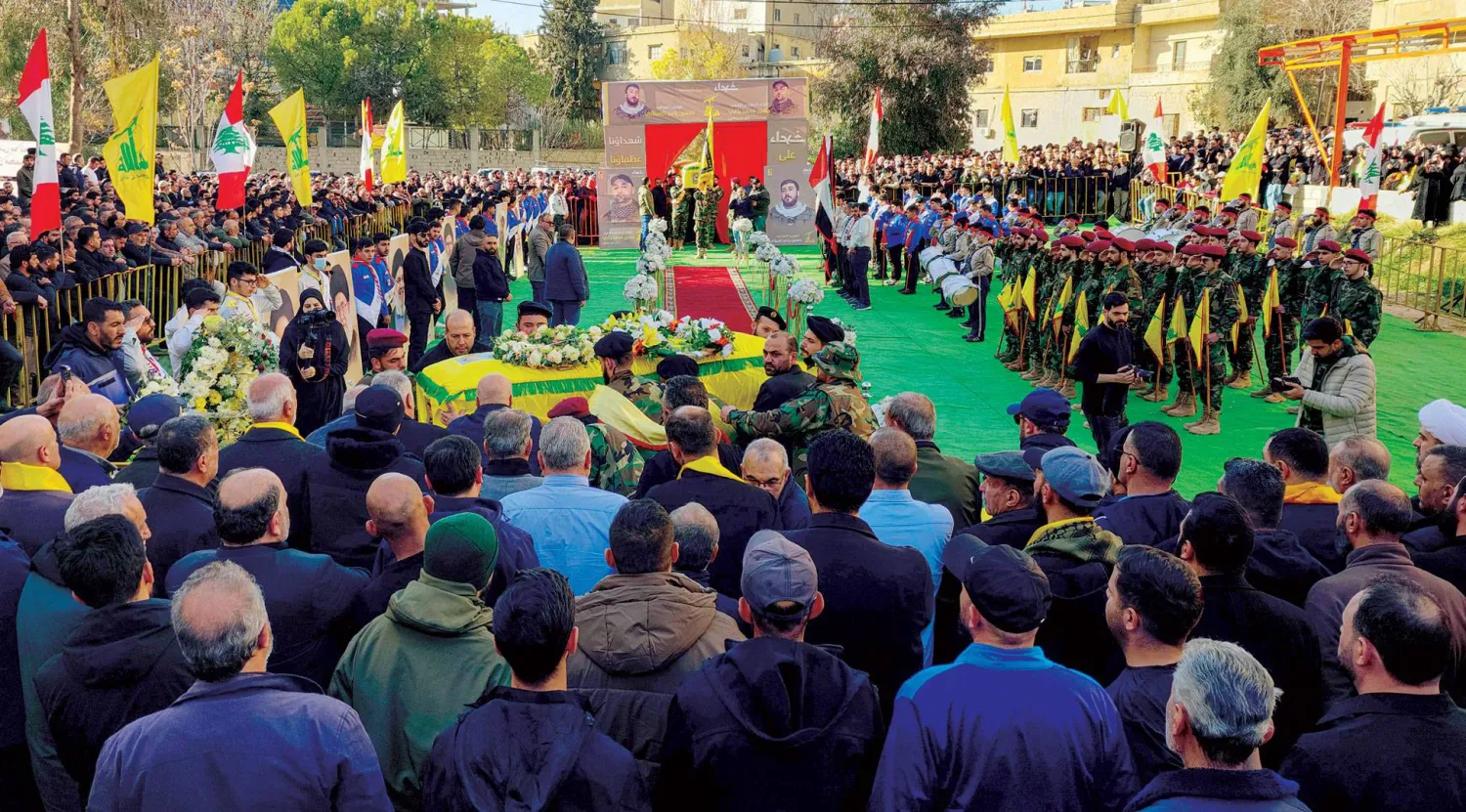 مناصرو «حزب الله» خلال تشييع القيادي حسين ياغي (أ.ف.ب)
