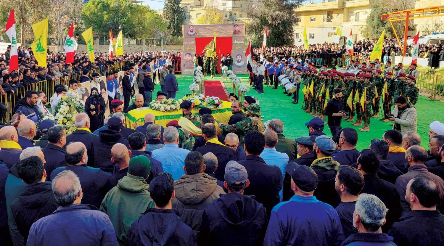 Hizbullah destekçileri, komutan Hüseyin Yaghi'nin cenaze töreninde (AFP)