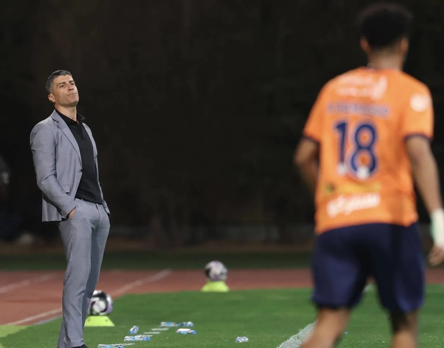 بيدرو إيمانويل مدرب الفيحاء (تصوير: عبد العزيز النومان)