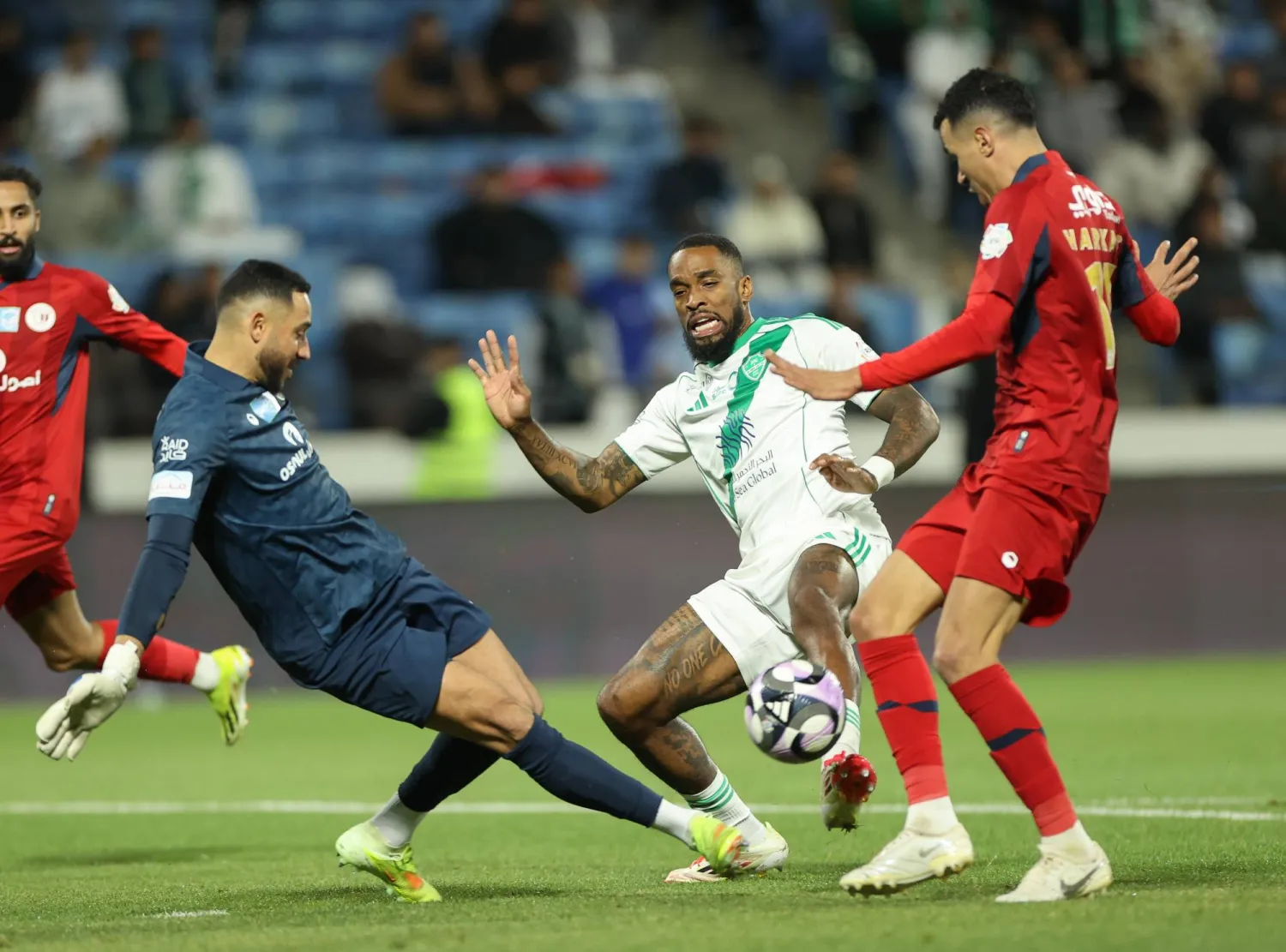 توني لاعب الأهلي خلال مشاركته في المباراة الأخيرة أمام ضمك (تصوير: عدنان مهدلي)
