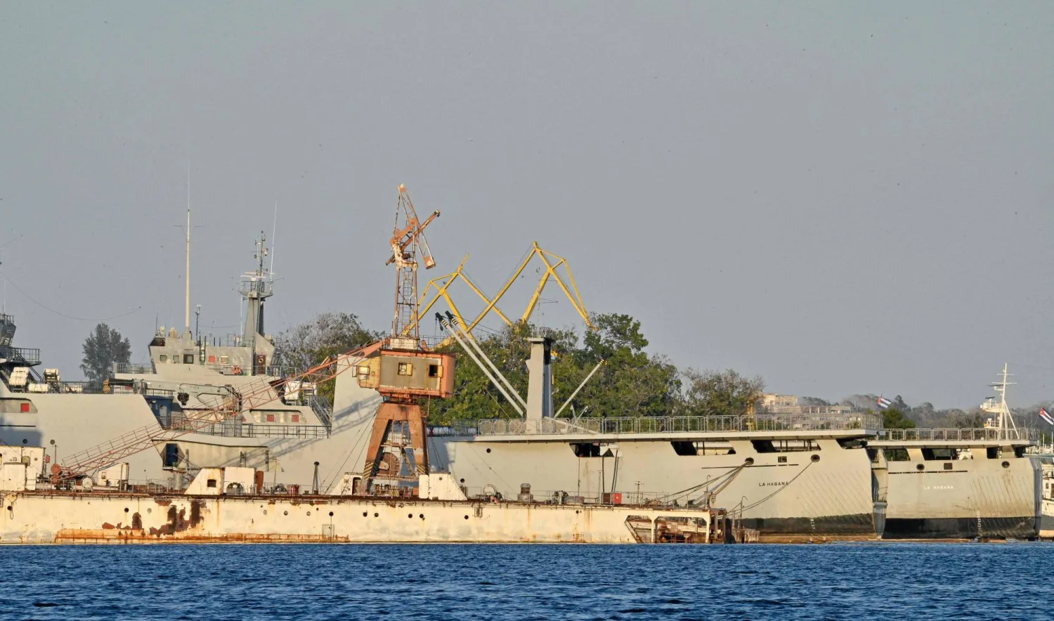 سفن تابعة لخفر السواحل الكوبي ترسو في ميناء هافانا الكوبي (أ.ف.ب)