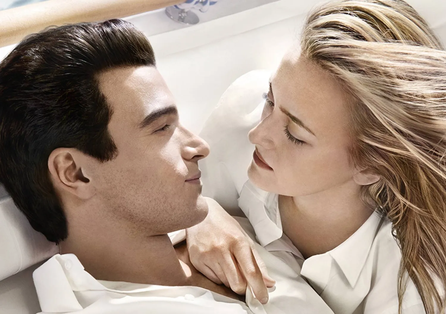 جون إف. كينيدي جونيور وكارولين بيسيت قصة حب عاصفة انتهت بتحطّم طائرة (منصة إف إكس هولو)