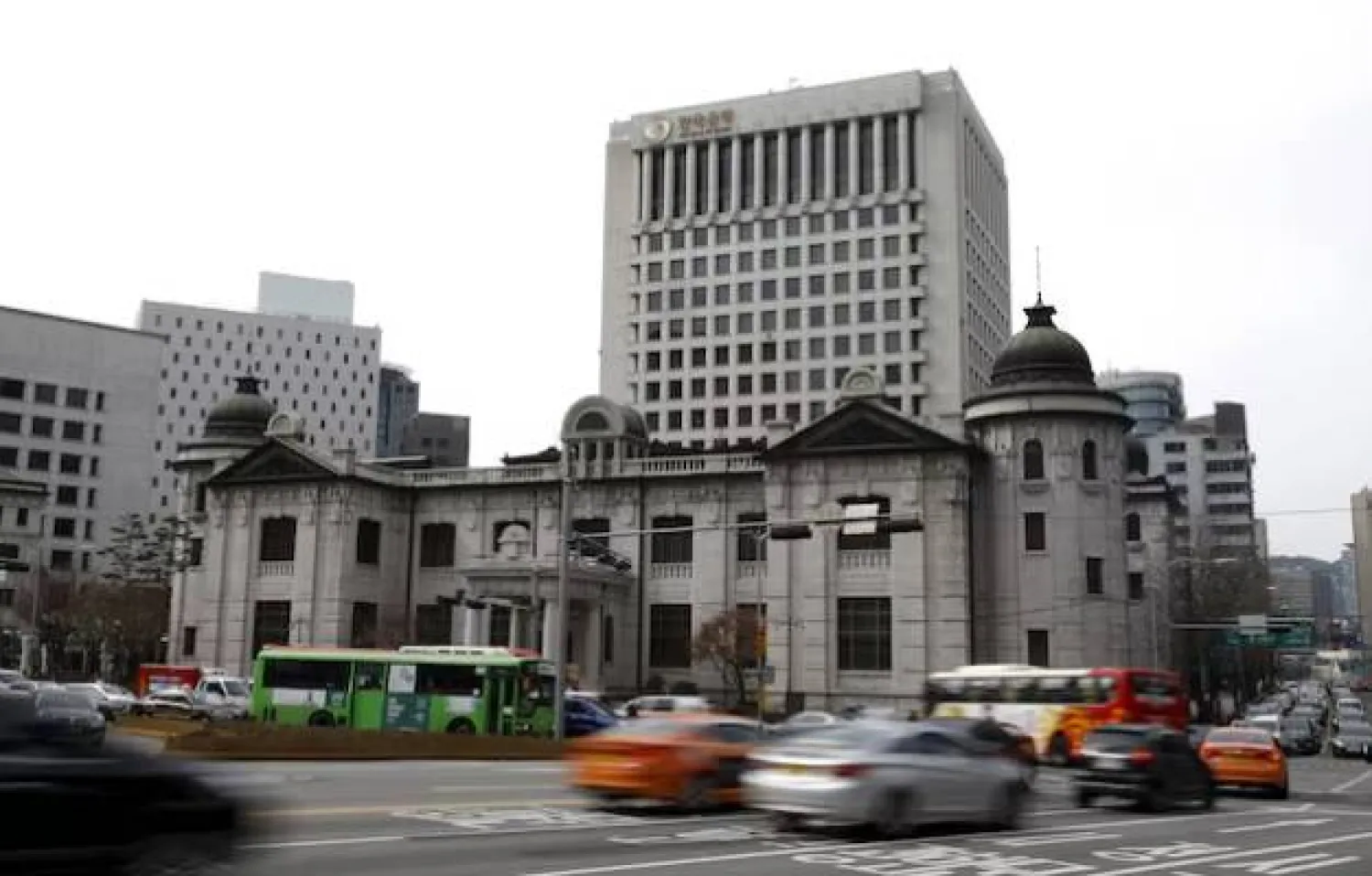 شعار «بنك كوريا» على قمة مبناه في سيول (رويترز)