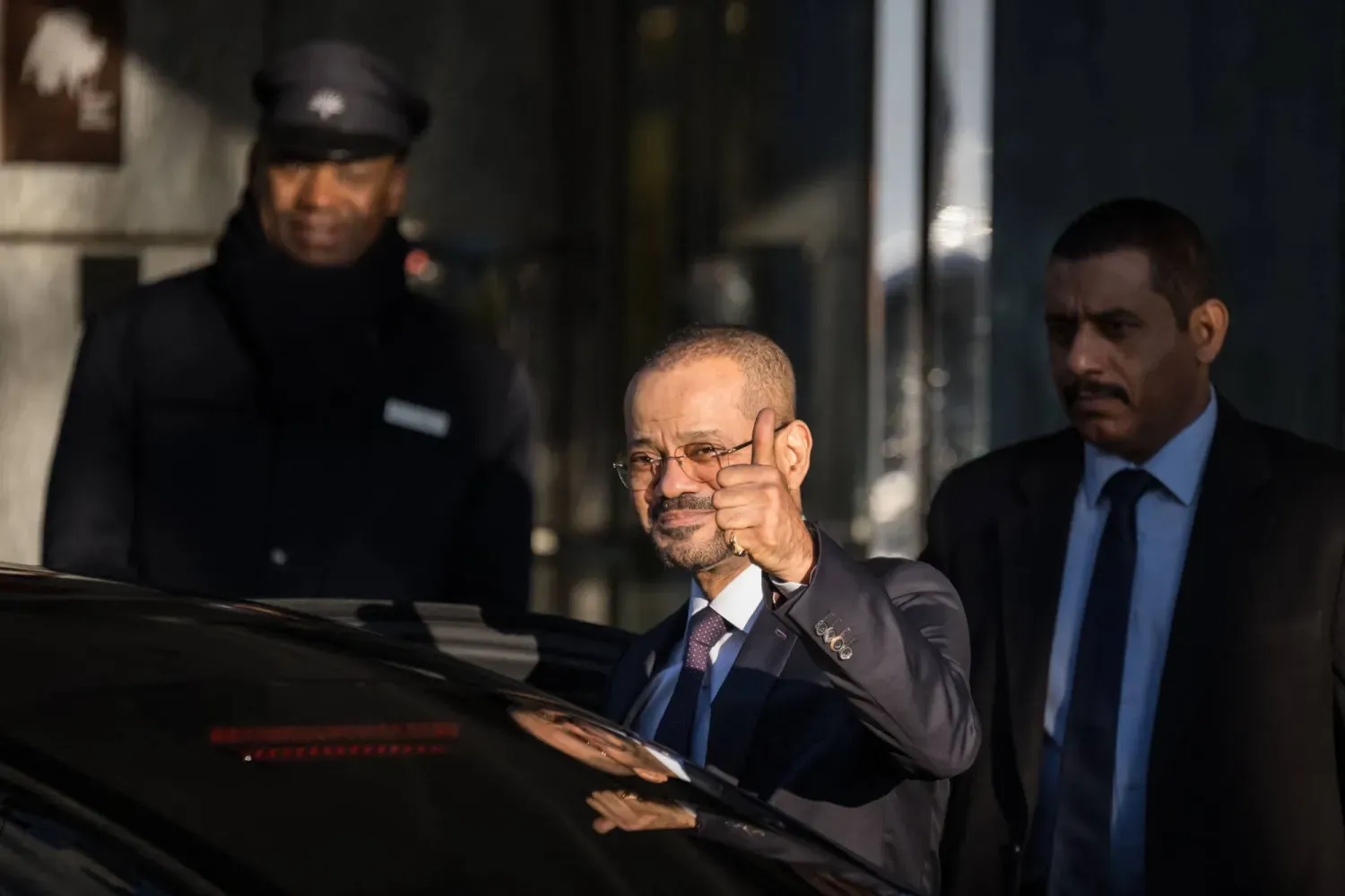 Umman Dışişleri Bakanı Bedr el-Busaidi bugün üçüncü tur görüşmelere katılmak üzere otelinden ayrılırken basın mensuplarına selam verdi. (AFP)