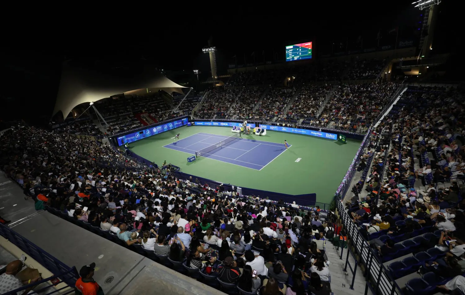 في بطولة دبي للتنس خصص المنظمون ما أطلقوا عليه «شاحنة غرفة التحطيم التفاعلية» (إ.ب.أ)