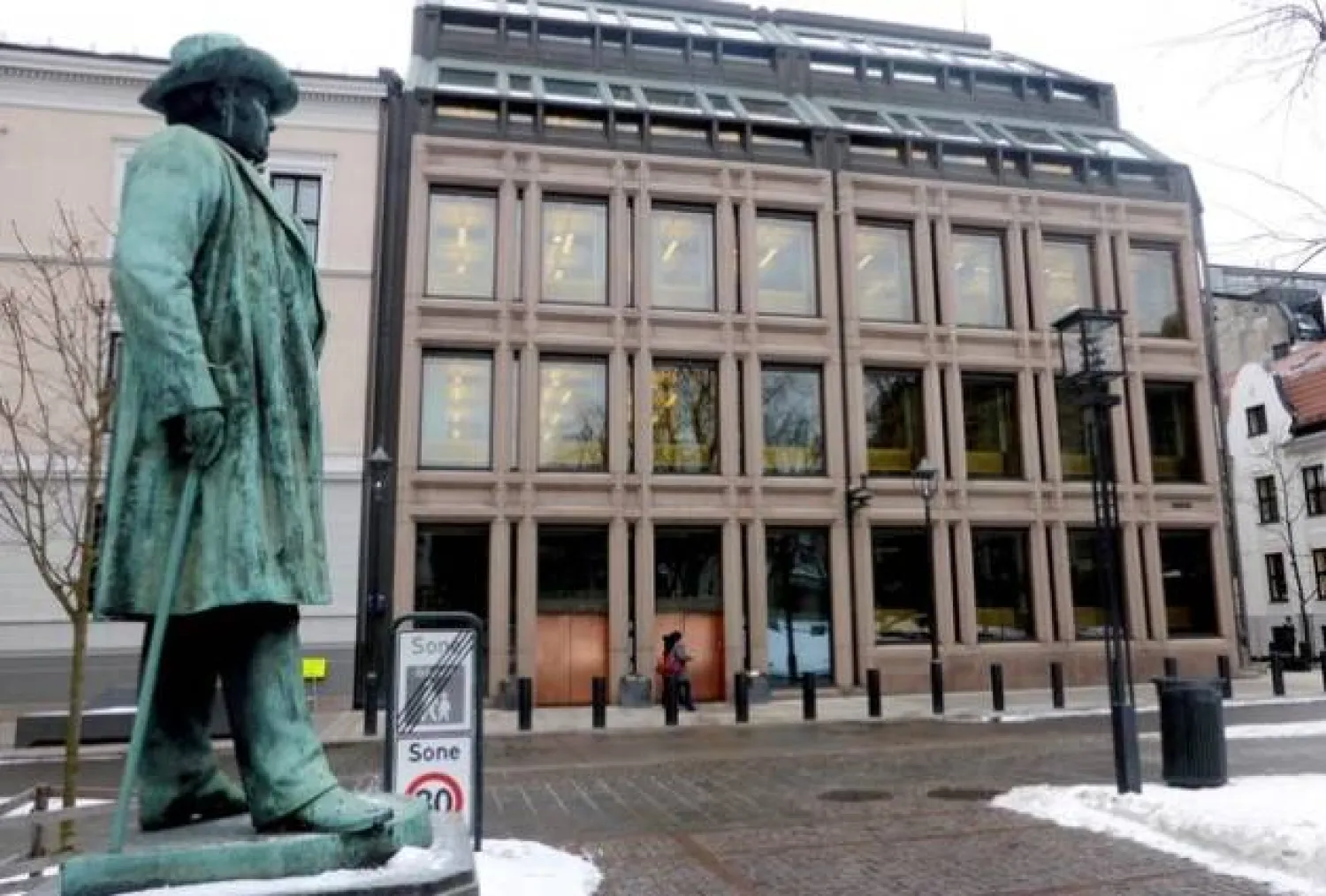 صورة عامة للبنك المركزي النرويجي حيث يقع صندوق الثروة السيادي النرويجي في أوسلو (رويترز)