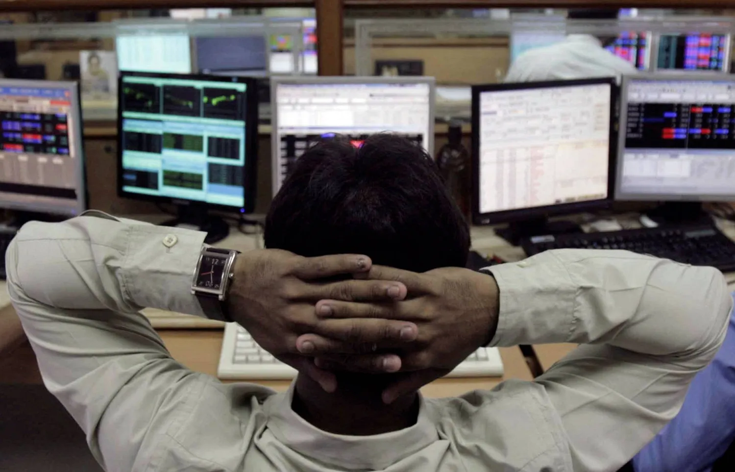 وسيط يراقب أسعار الأسهم بشركة وساطة في مومباي (رويترز)