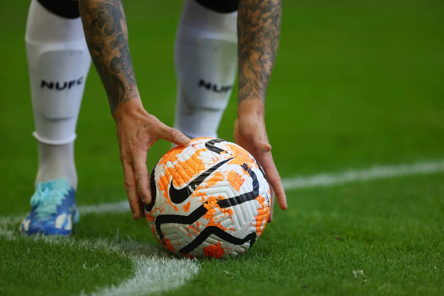 نموذج بيع حقوق البث التقليدي يواجه تحديات متزايدة في ظل تغير سلوك الجمهور (رويترز)