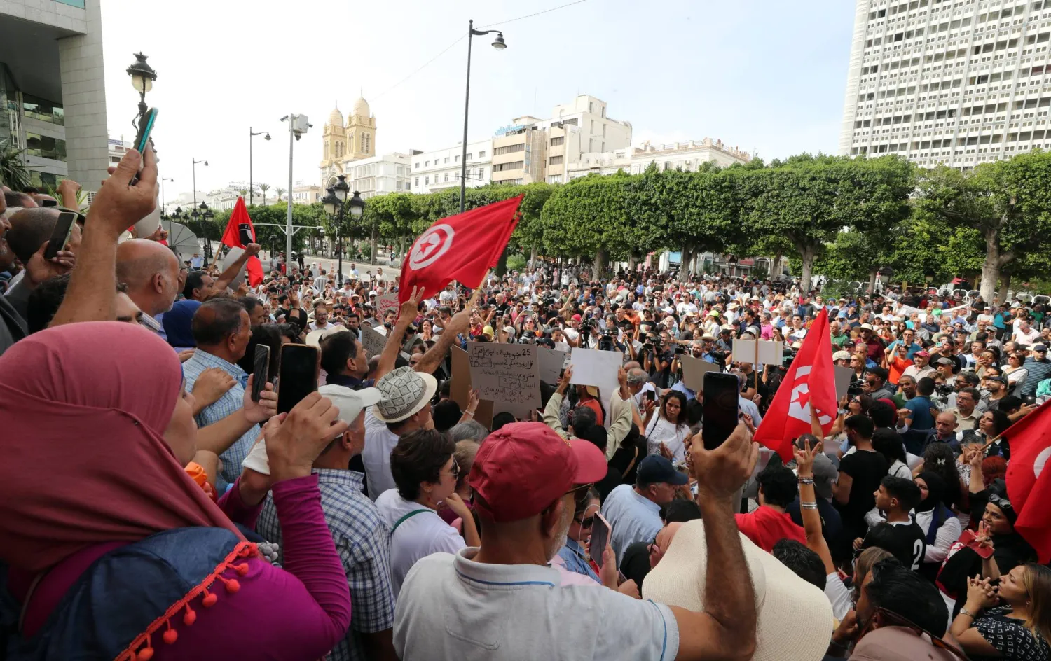 من مظاهرة سابقة للمطالبة بوقف نشاط وحدات إنتاج المصنع الكيميائي الملوث في محافظة قابس (إ.ب.أ)