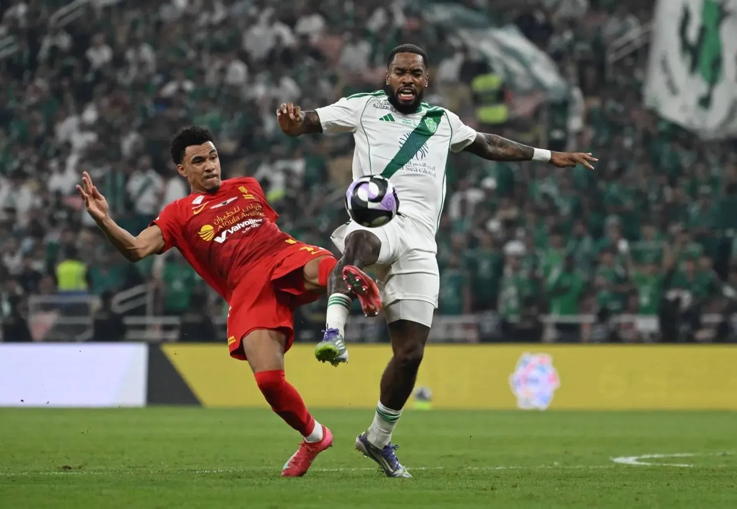 من المواجهة التي جمعت الأهلي والقادسية دورياً في جدة (تصوير: علي خمج)