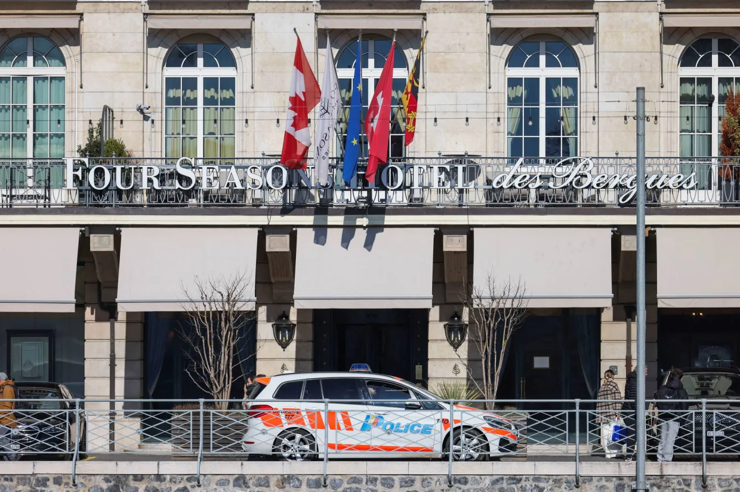 سيارة شرطة تقوم بدورية خارج فندق "فور سيزونز" في جنيف، حيث قامت الشرطة بتأمين المدينة في يوم جولة من محادثات السلام لإنهاء الحرب في أوكرانيا... جنيف 26 فبراير 2026 (رويترز)
