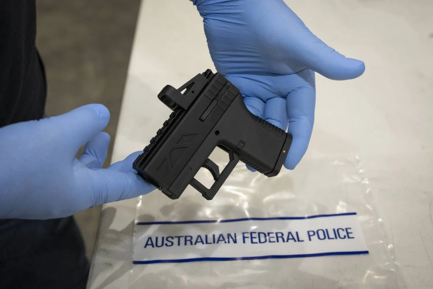 مسدس صُنع بطابعة ثلاثية الأبعاد ضبطته الشرطة الأسترالية في إحدى المدارس (الشرطة الأسترالية)