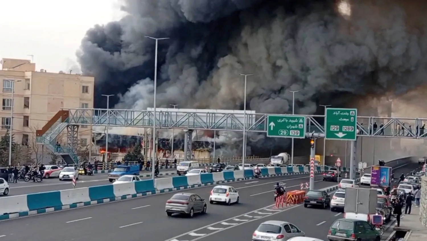 الدخان يتصاعد خلال حريق في سوق جنت آباد بطهران 3 فبراير 2026 (رويترز)