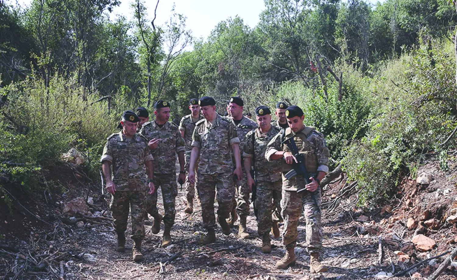 قائد الجيش اللبناني العماد رودولف هيكل يتفقّد موقع تفجير منشأة لـ«حزب الله» في الجنوب (أرشيفية - مديرية التوجيه)