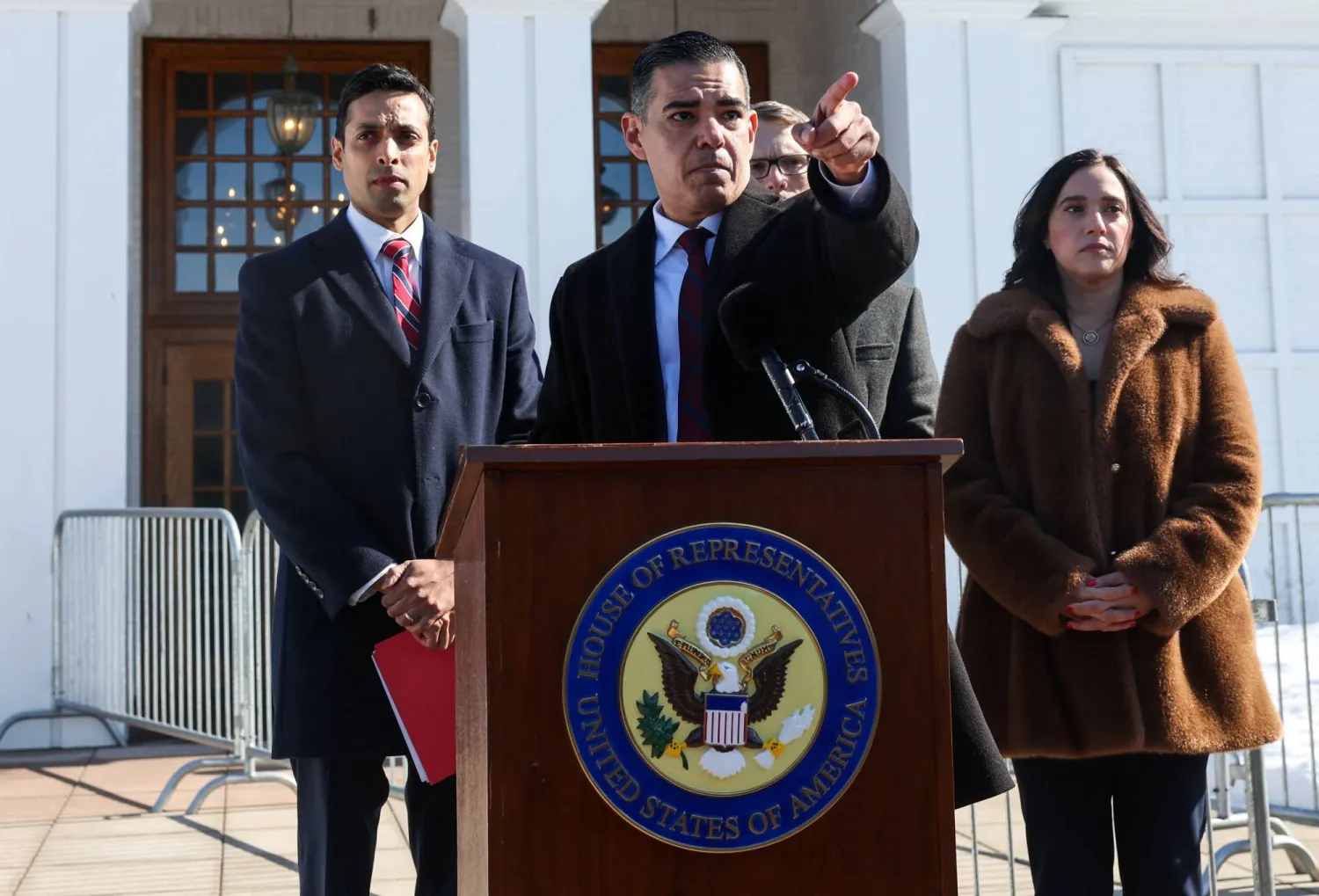 النائب الأميركي روبرت غارسيا (ديمقراطي من كاليفورنيا) يشير بيده في أثناء حديثه خلال فعالية بنيويورك 26 فبراير 2026 (رويترز)
